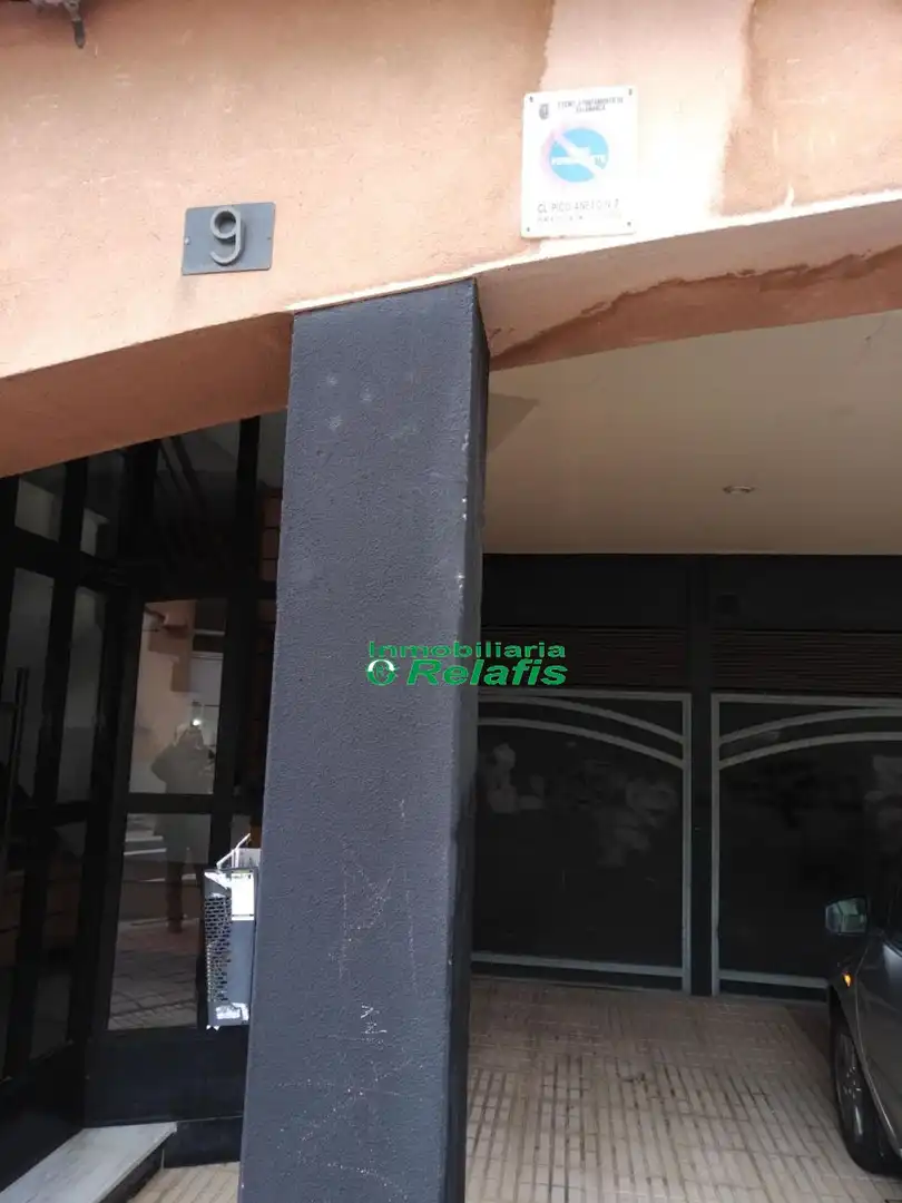 Außenansicht von Garage zum Verkauf in Salamanca