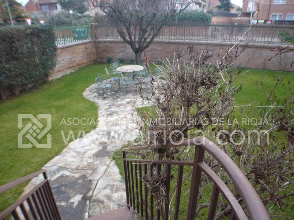 Garden of House or chalet for sale in  Logroño  with Air Conditioner, Heating and Private garden