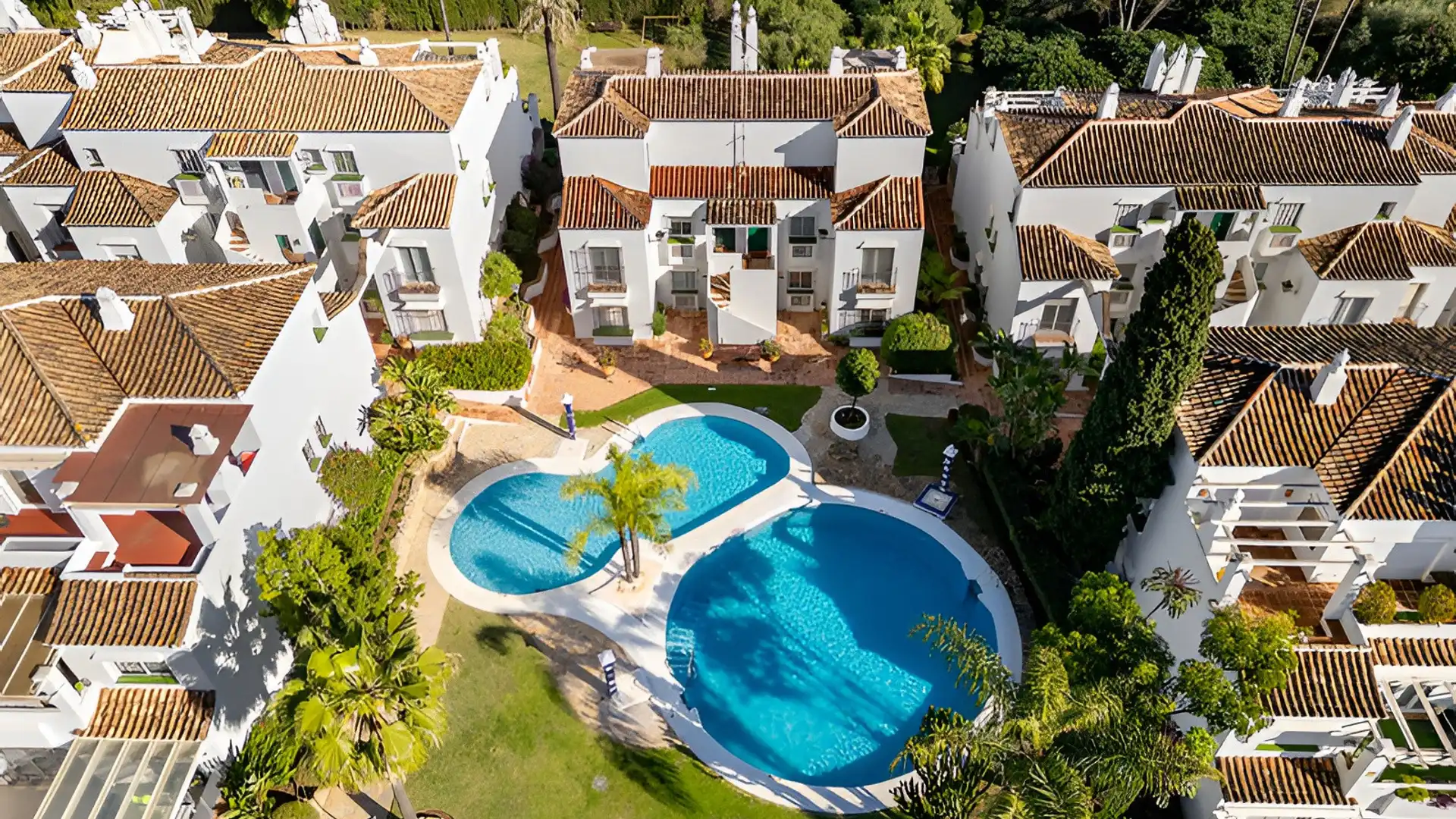Außenansicht von Dachboden zum Verkauf in Marbella mit Klimaanlage, Terrasse und Schwimmbad