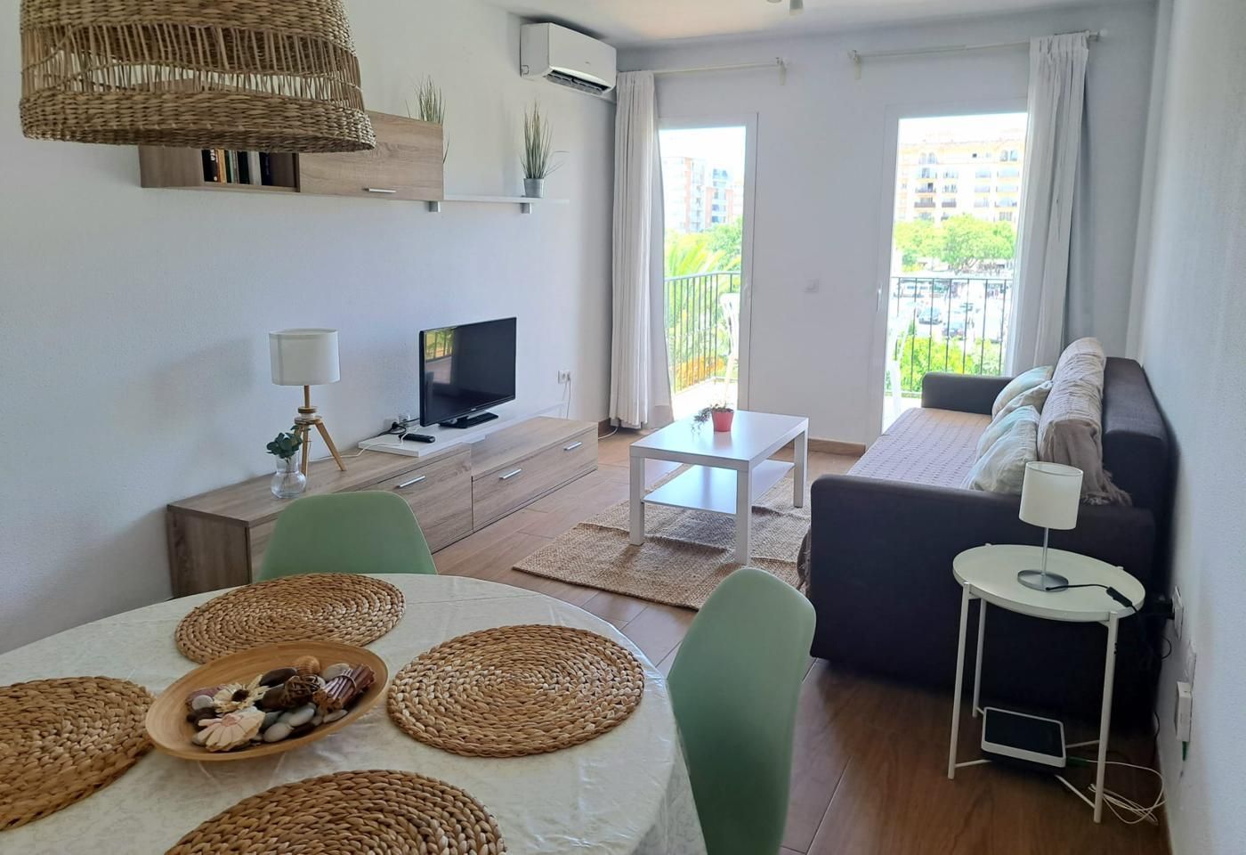 Sala d'estar de Pis de lloguer en Fuengirola amb Aire condicionat, Terrassa i Moblat