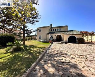 Vista exterior de Casa o xalet en venda en San Roque amb Aire condicionat, Calefacció i Jardí privat