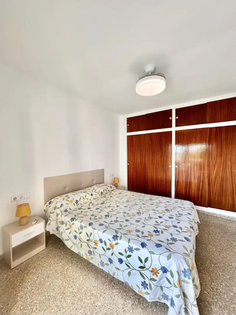 Dormitori de Apartament de lloguer en La Pobla de Farnals amb Aire condicionat, Terrassa i Moblat