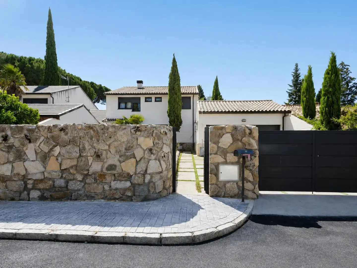 Vista exterior de Casa adosada en venda en Galapagar amb Calefacció, Jardí privat i Piscina comunitària
