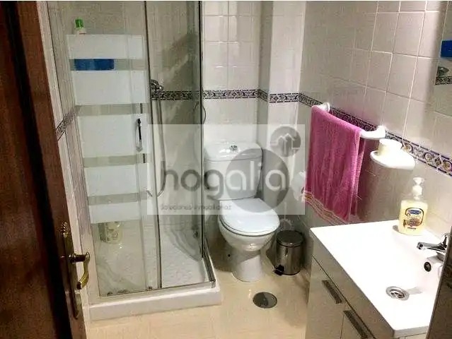 Badezimmer von Wohnung zur Miete in Sevilla mit Klimaanlage und Möbliert