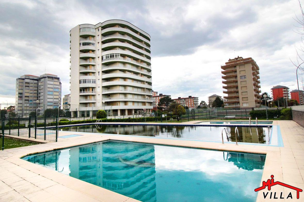 Piscina de Piso en venta en Laredo con Calefacción, Terraza y Amueblado