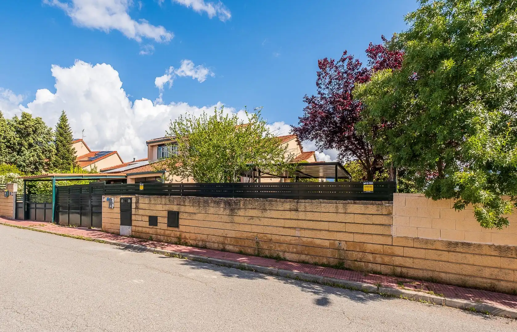 Vista exterior de Casa adosada en venda en Guadarrama amb Aire condicionat, Calefacció i Piscina