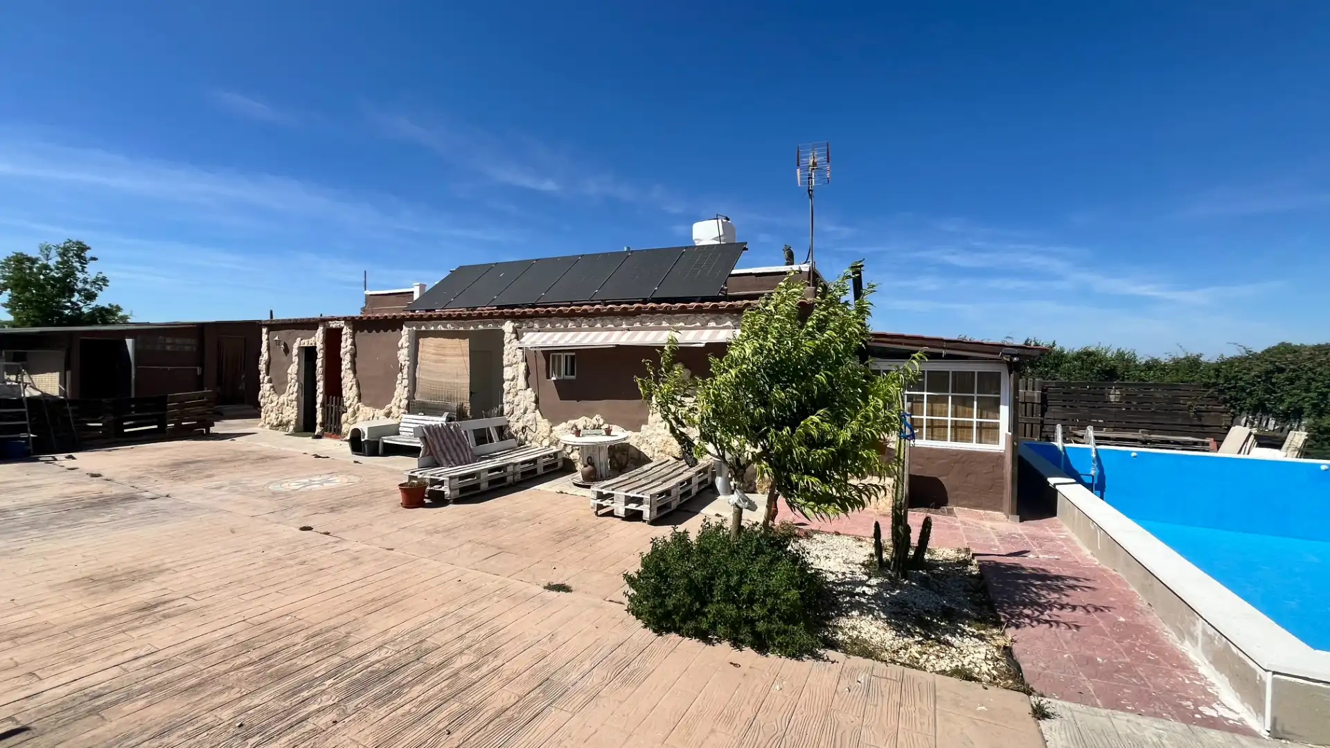 Vista exterior de Casa o chalet en venta en Pinseque con Calefacción, Jardín privado y Piscina