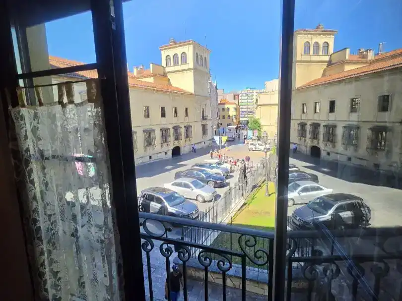 Vista exterior de Pis en venda en León Capital  amb Balcó