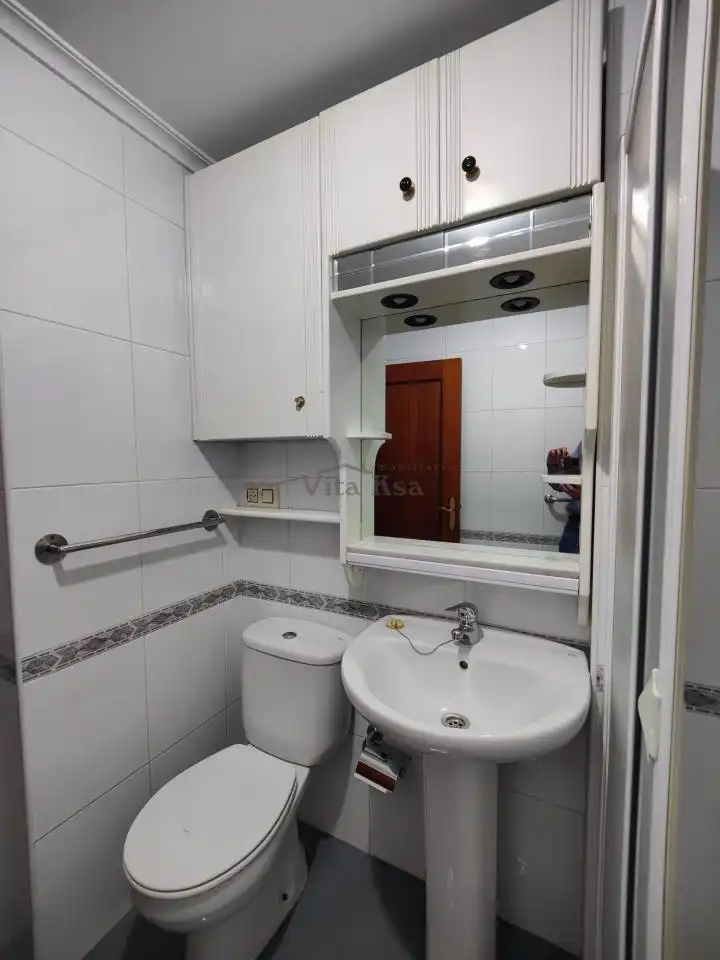 Bathroom of Flat for rent in Ourense Capital   with Heating, Storage room and Furnished