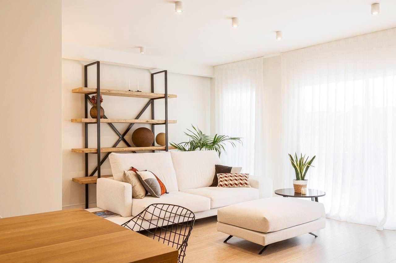 Living room of Flat for sale in Girona Capital  with Air Conditioner, Heating and Parquet flooring