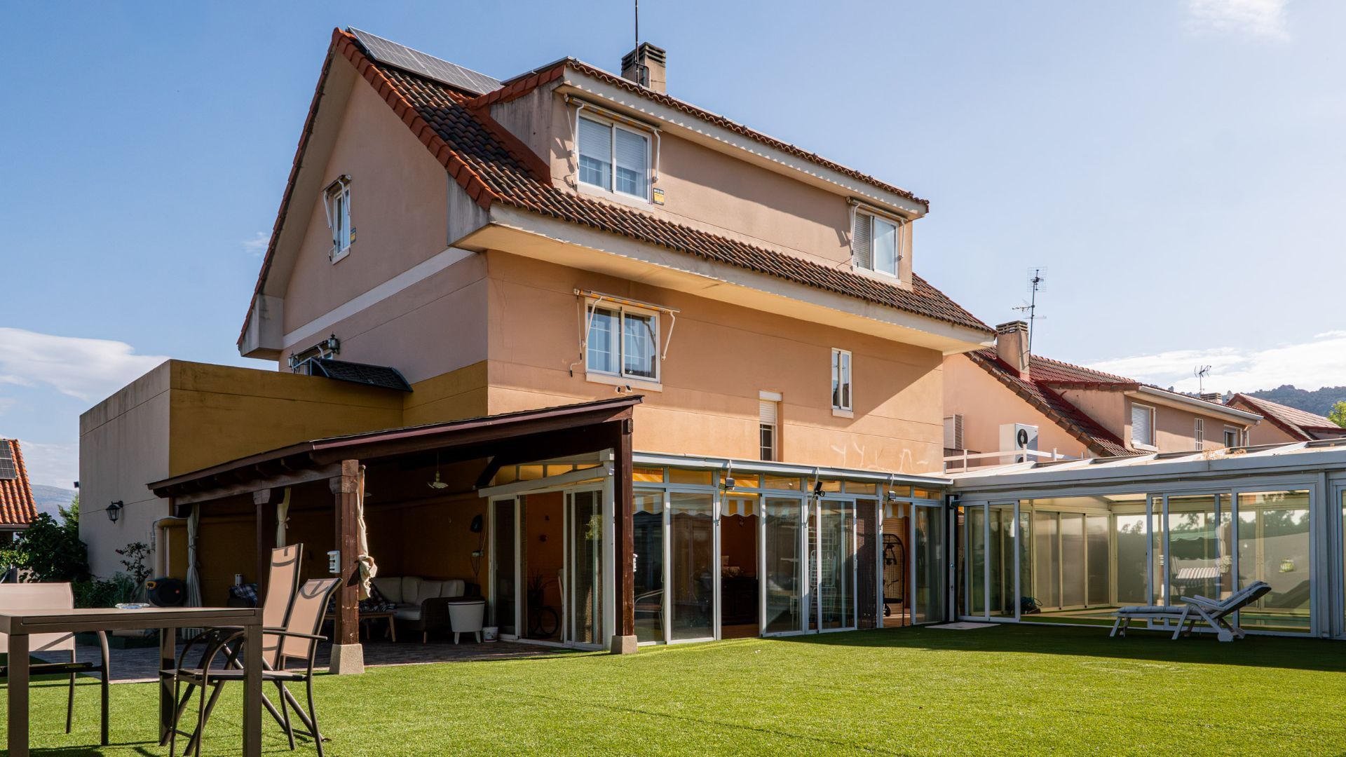 Vista exterior de Casa o xalet en venda en Collado Villalba amb Aire condicionat, Calefacció i Jardí privat