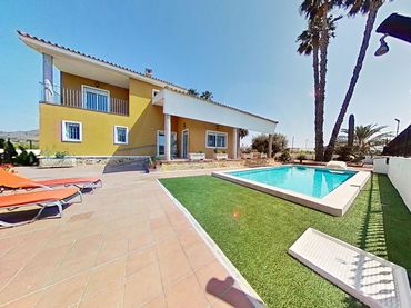 Villa con piscina in vendita a Desamparados - Hurchillo - Torremendo