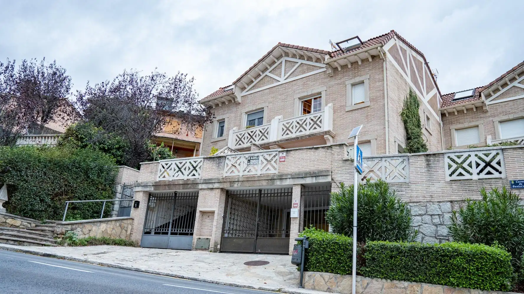 Außenansicht von Einfamilien-Reihenhaus zur Miete in Miraflores de la Sierra mit Heizung, Möbliert und Balkon