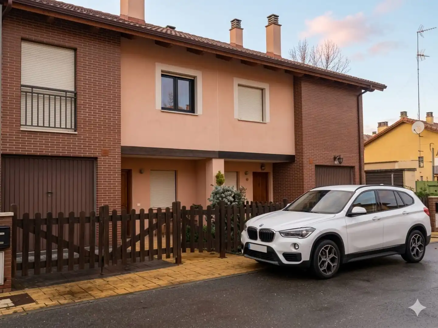 Aparcament de Casa adosada en venda en Sojuela amb Calefacció i Jardí privat