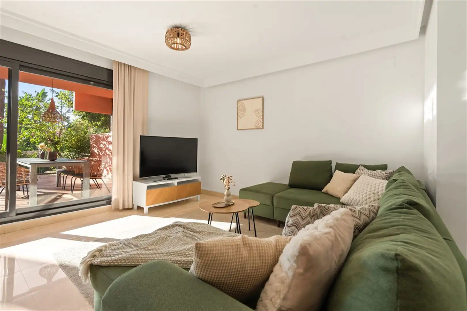 Sala d'estar de Apartament en venda en Estepona amb Aire condicionat i Terrassa