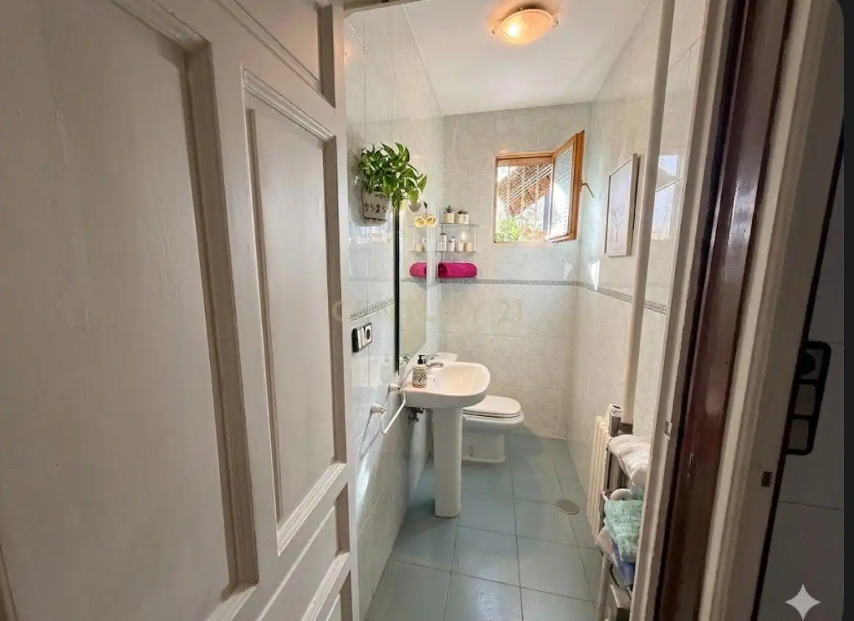 Bathroom of Houses for sale in Madrid  with Air Conditioner, Private garden and Storage room
