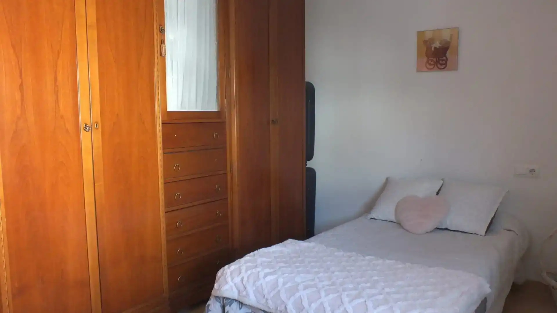 Dormitori de Casa adosada en venda en Iznájar amb Aire condicionat i Balcó