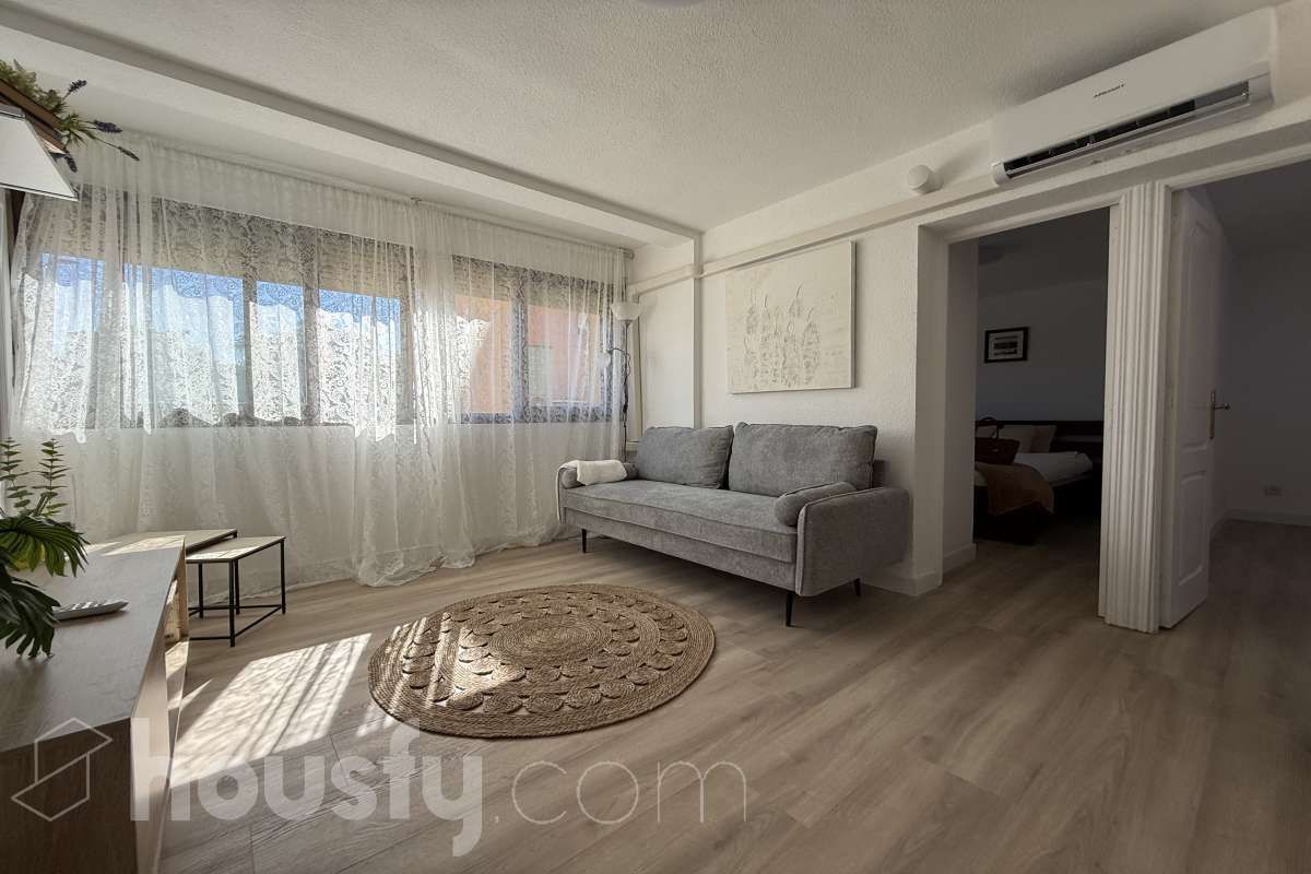 Sala de estar de Piso de alquiler en  Madrid Capital con Aire acondicionado, Parquet y Amueblado