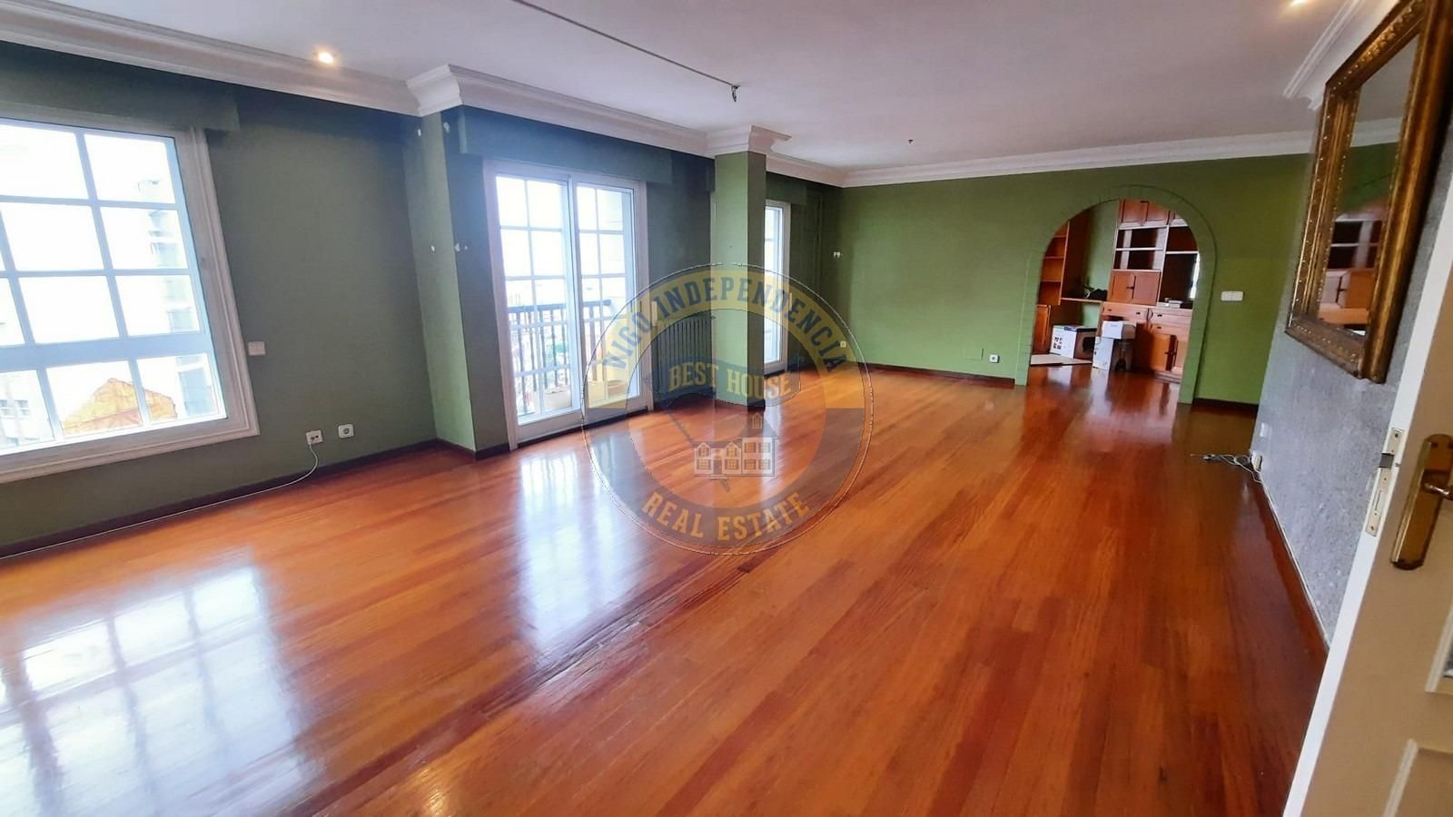 Sala d'estar de Pis en venda en Vigo  amb Calefacció, Parquet i Traster