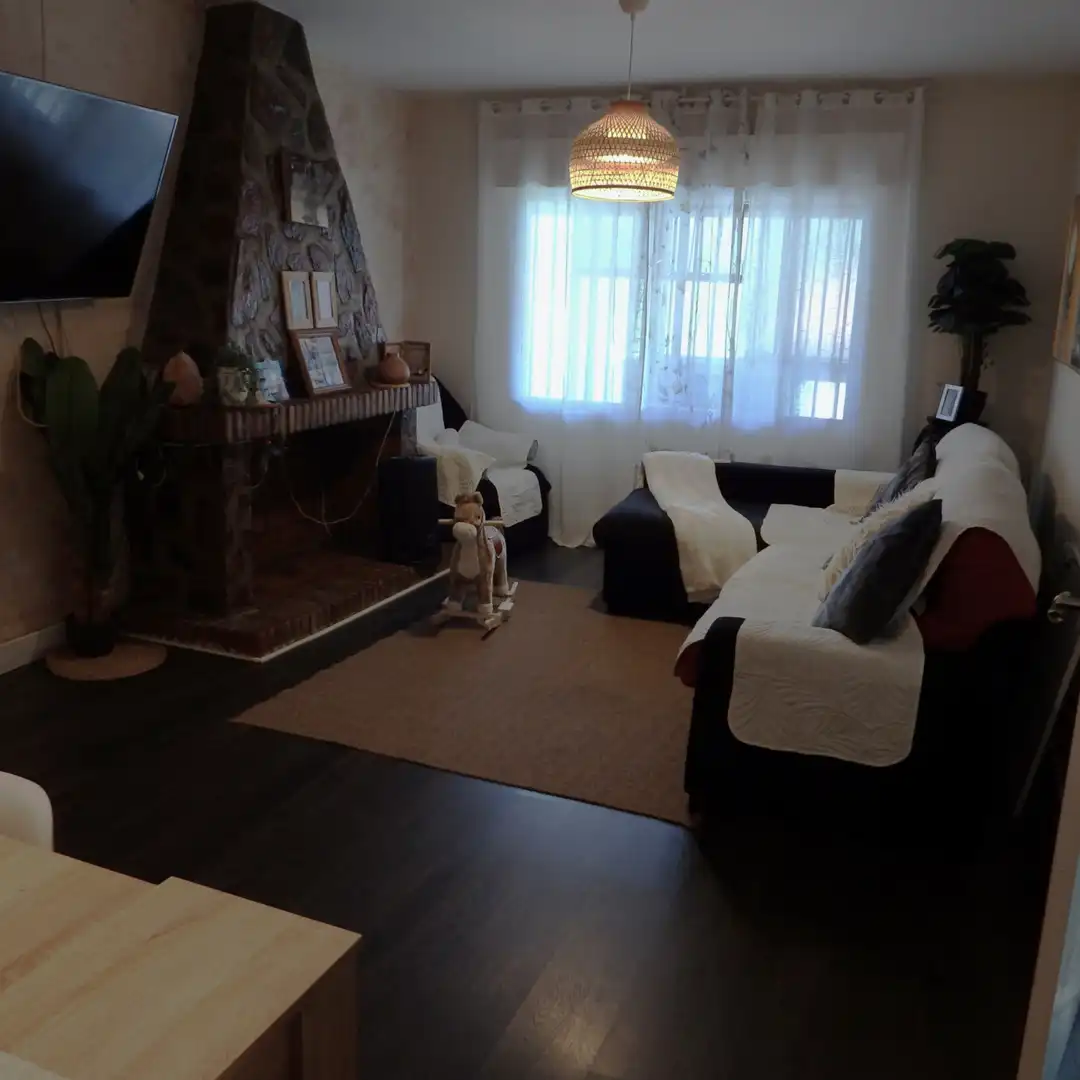 Sala d'estar de Casa o xalet en venda en Cedillo del Condado amb Aire condicionat, Calefacció i Jardí privat