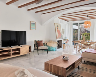 Sala d'estar de Casa adosada en venda en Marbella amb Aire condicionat, Jardí privat i Terrassa