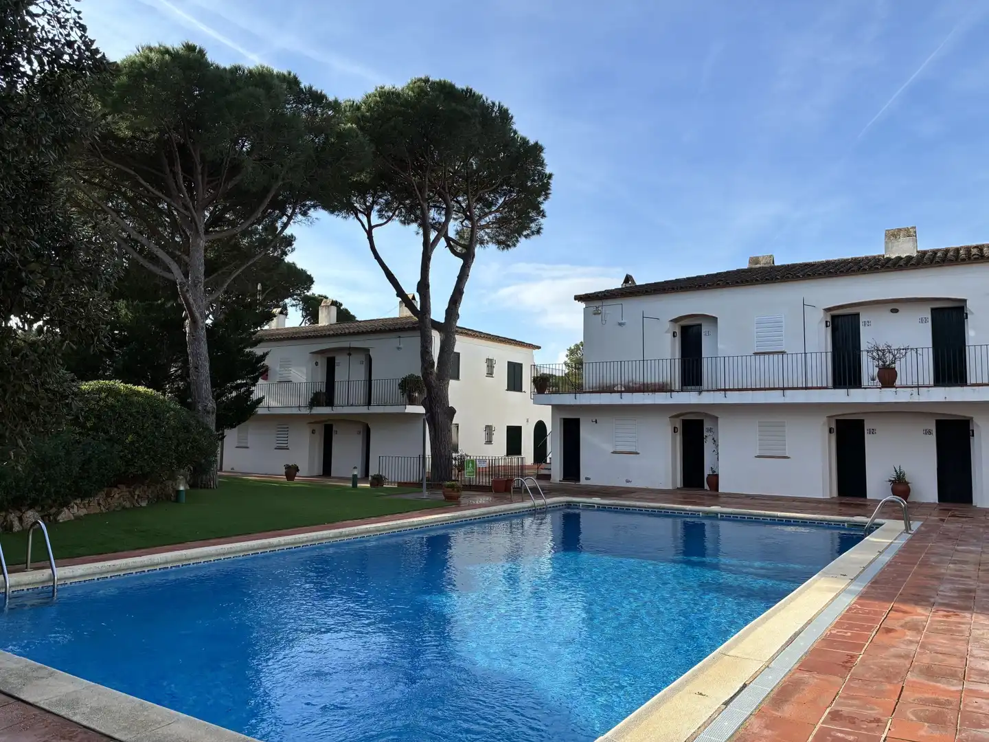 Vista exterior de Estudi en venda en Palafrugell amb Aire condicionat, Terrassa i Piscina
