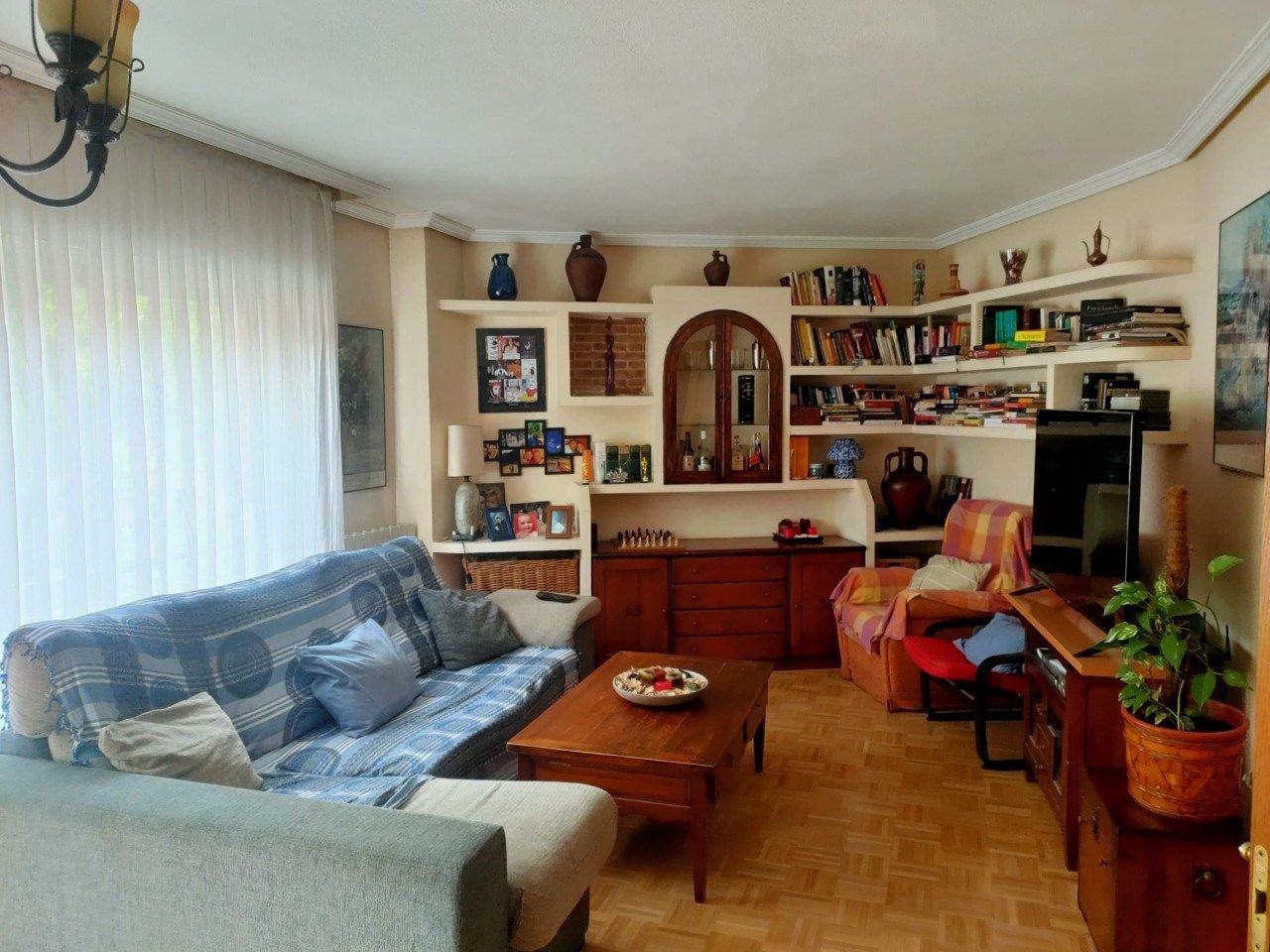 Living room of Flat to rent in  Madrid Capital  with Air Conditioner, Heating and Parquet flooring