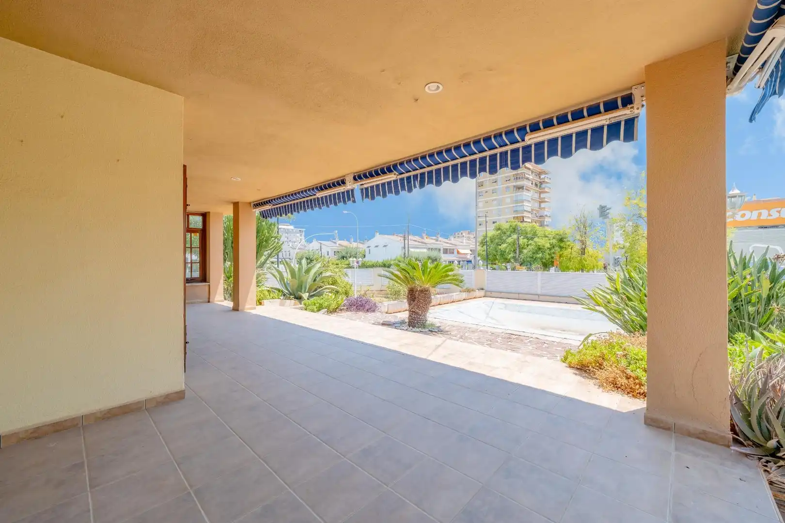 Terrassa de Casa o xalet en venda en Benicasim / Benicàssim amb Balcó i Piscina comunitària
