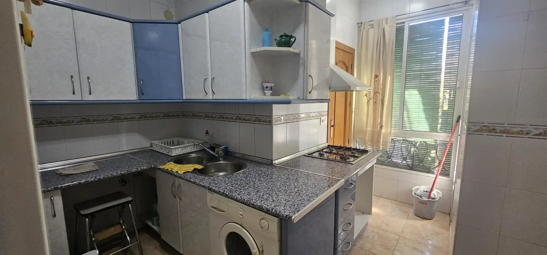Cuina de Pis de lloguer en Granada amb Balcó