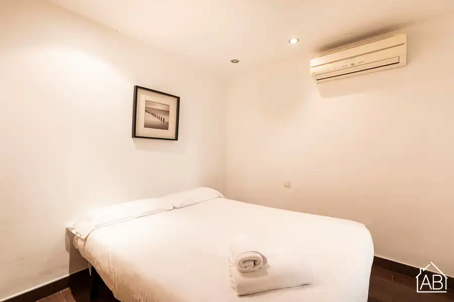 Schlafzimmer von Wohnungen zum Verkauf in Barcelona mit Möbliert und Balkon