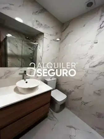 Baño de Piso de alquiler en Vitoria - Gasteiz con Calefacción y Amueblado