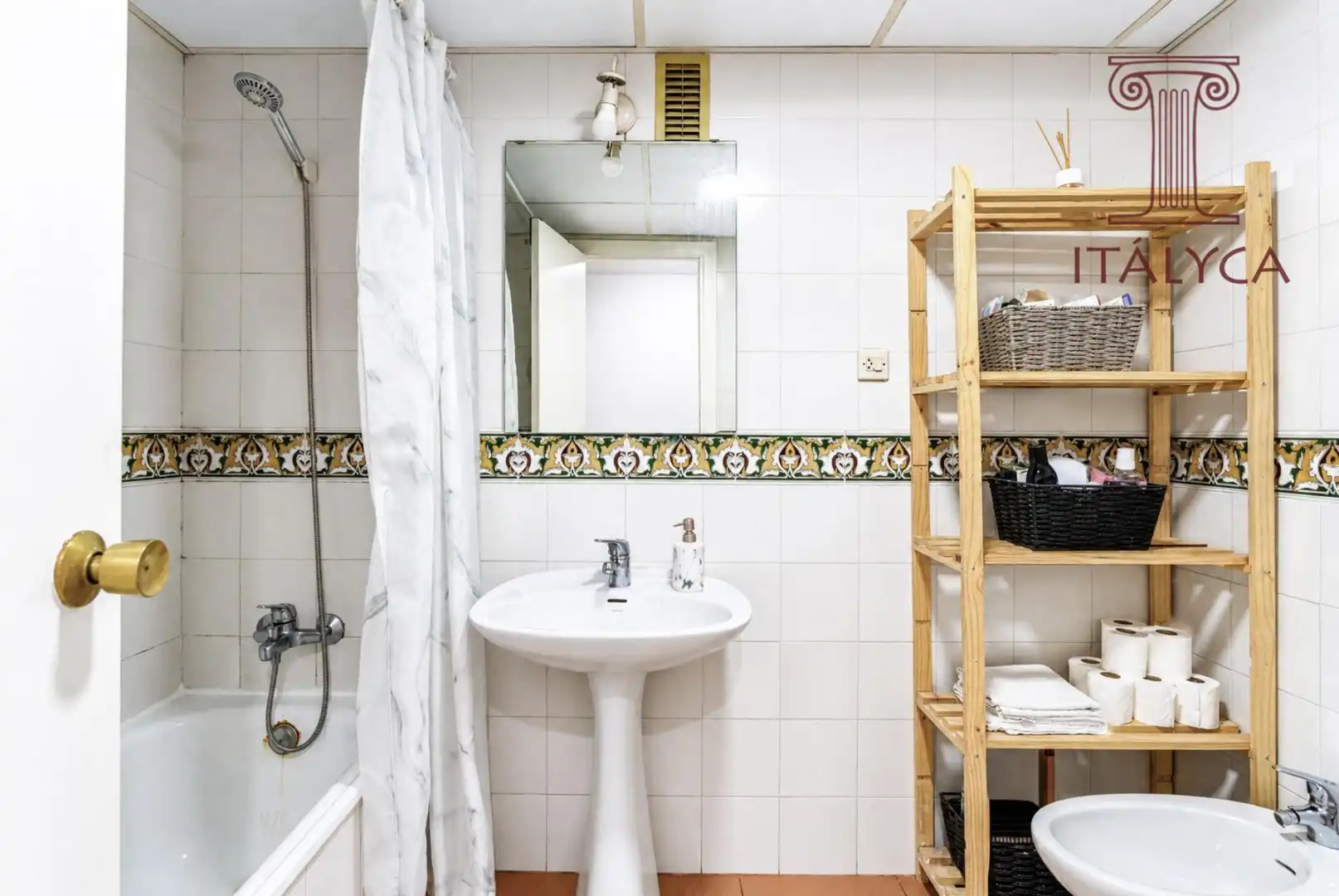 Bathroom of Flat for sale in Sevilla  with Air Conditioner, Heating and Terrace