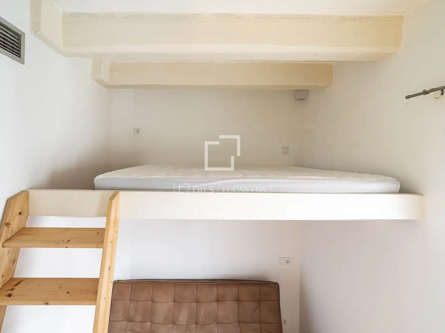 Schlafzimmer von Wohnung zum Verkauf in Barcelona mit Klimaanlage und Heizung