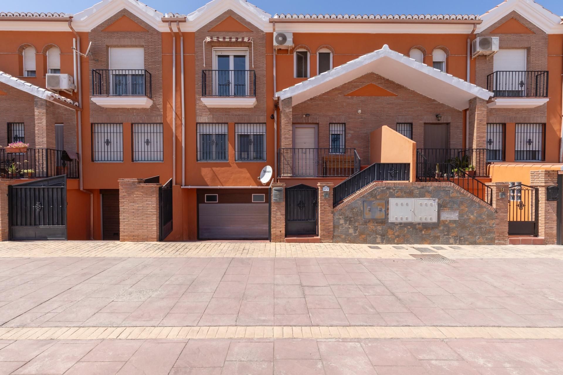 Vista exterior de Casa adosada en venda en Vegas del Genil amb Aire condicionat, Calefacció i Balcó