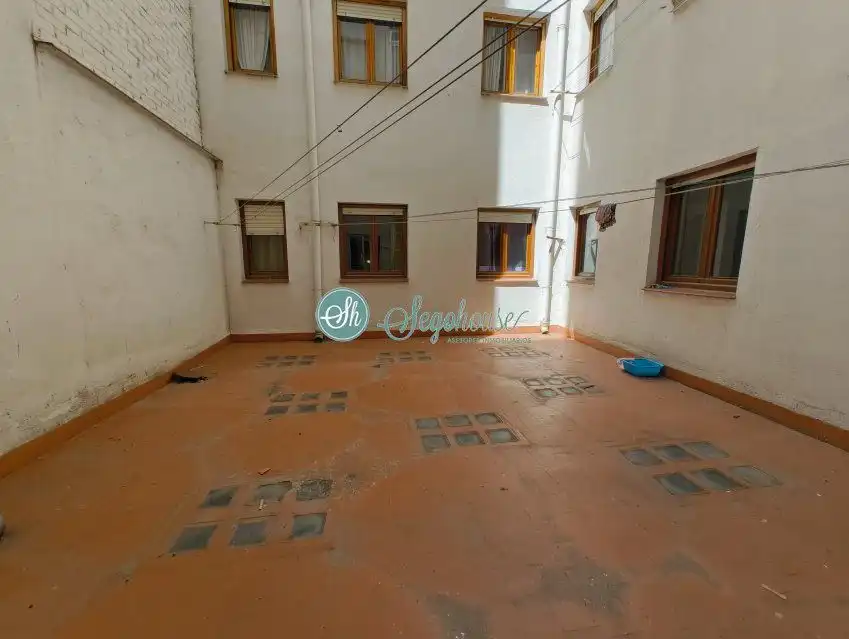 Vista exterior de Piso en venta en Segovia con Calefacción, Parquet y Trastero