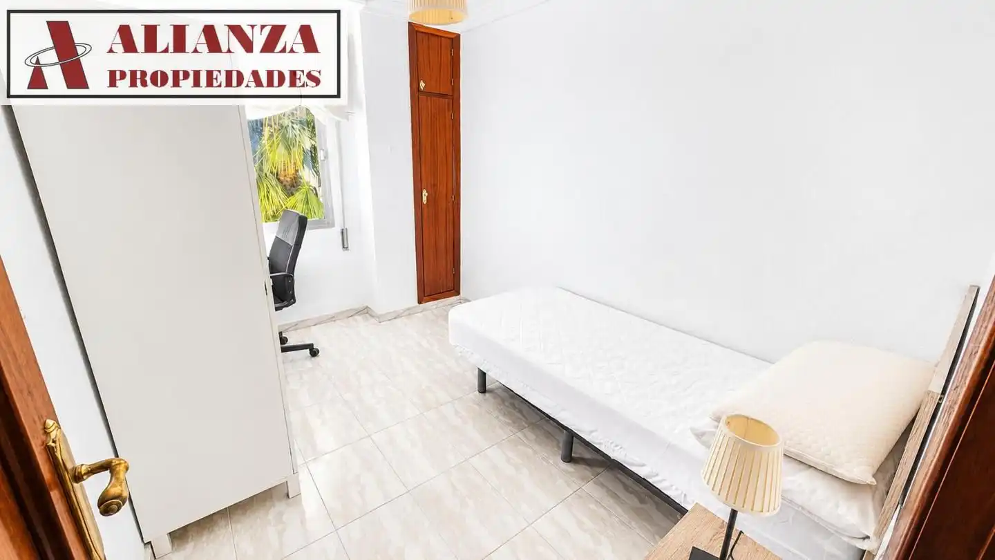 Bedroom of Flat for rent in Málaga  with Air Conditioner, Terrace and Furnished