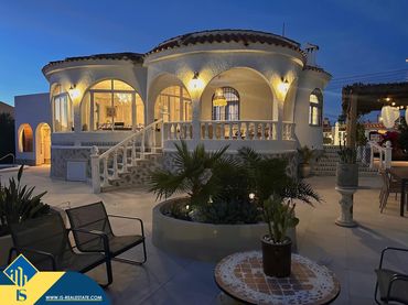 Villa con balcone in vendita a Zona Carrefour - Urbanizaciones