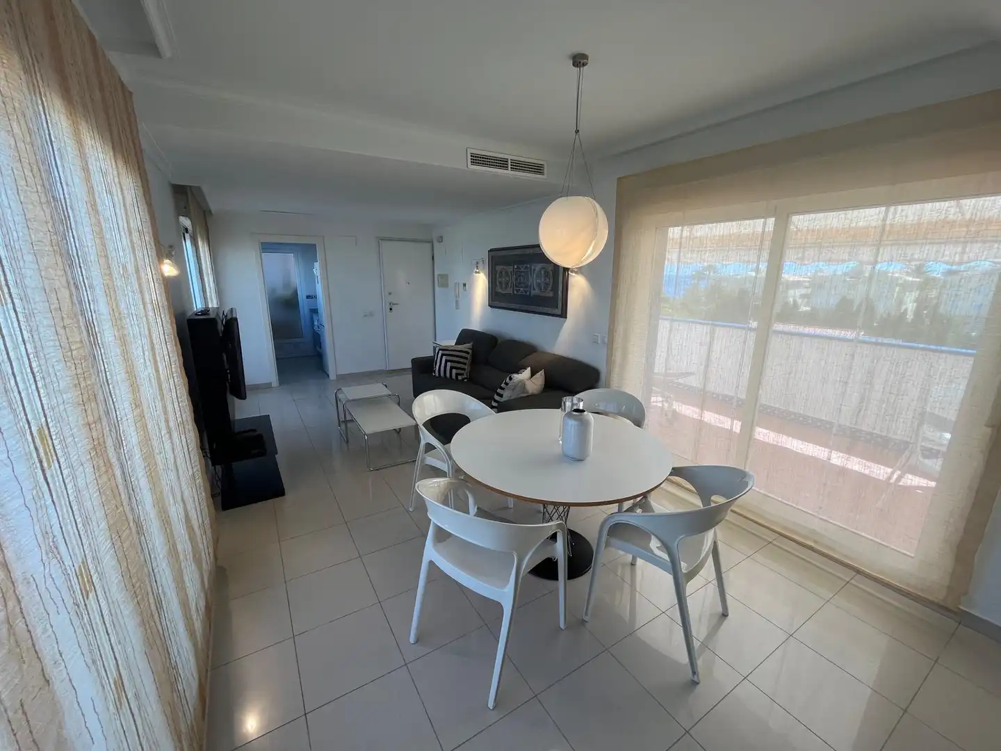 Sala d'estar de Àtic de lloguer en Dénia amb Aire condicionat, Calefacció i Jardí privat