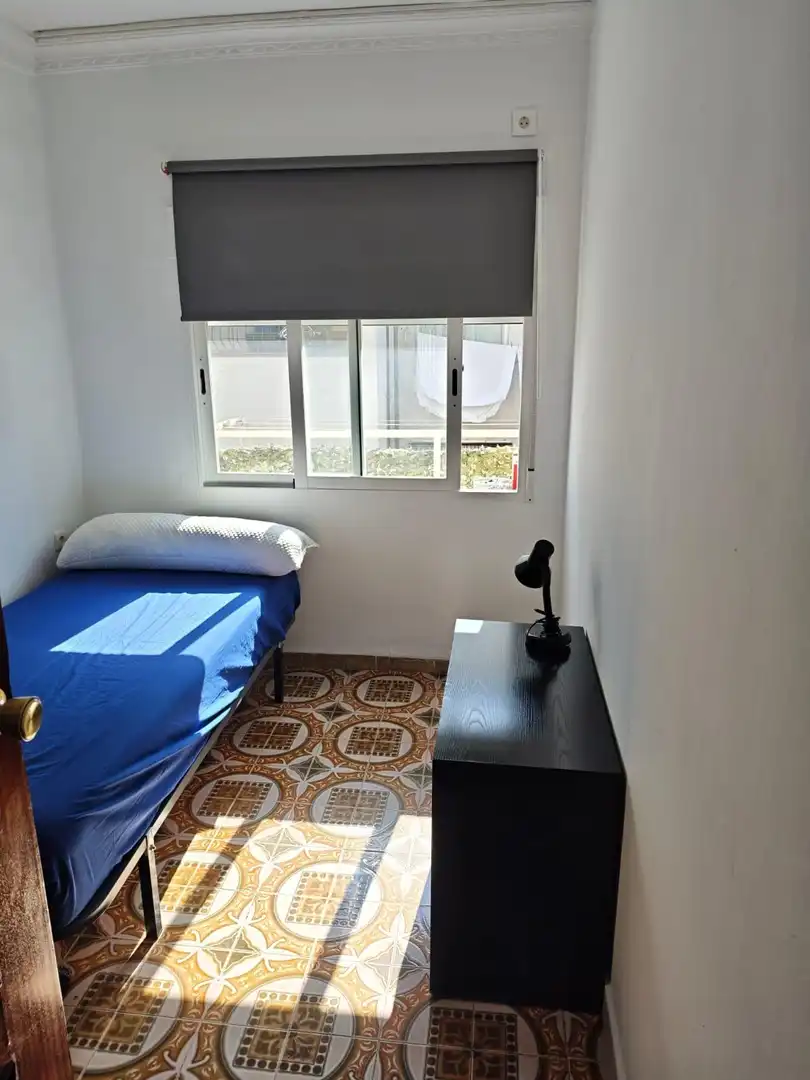 Schlafzimmer von Wohnung zur Miete in Granada mit Privatgarten, Möbliert und Balkon
