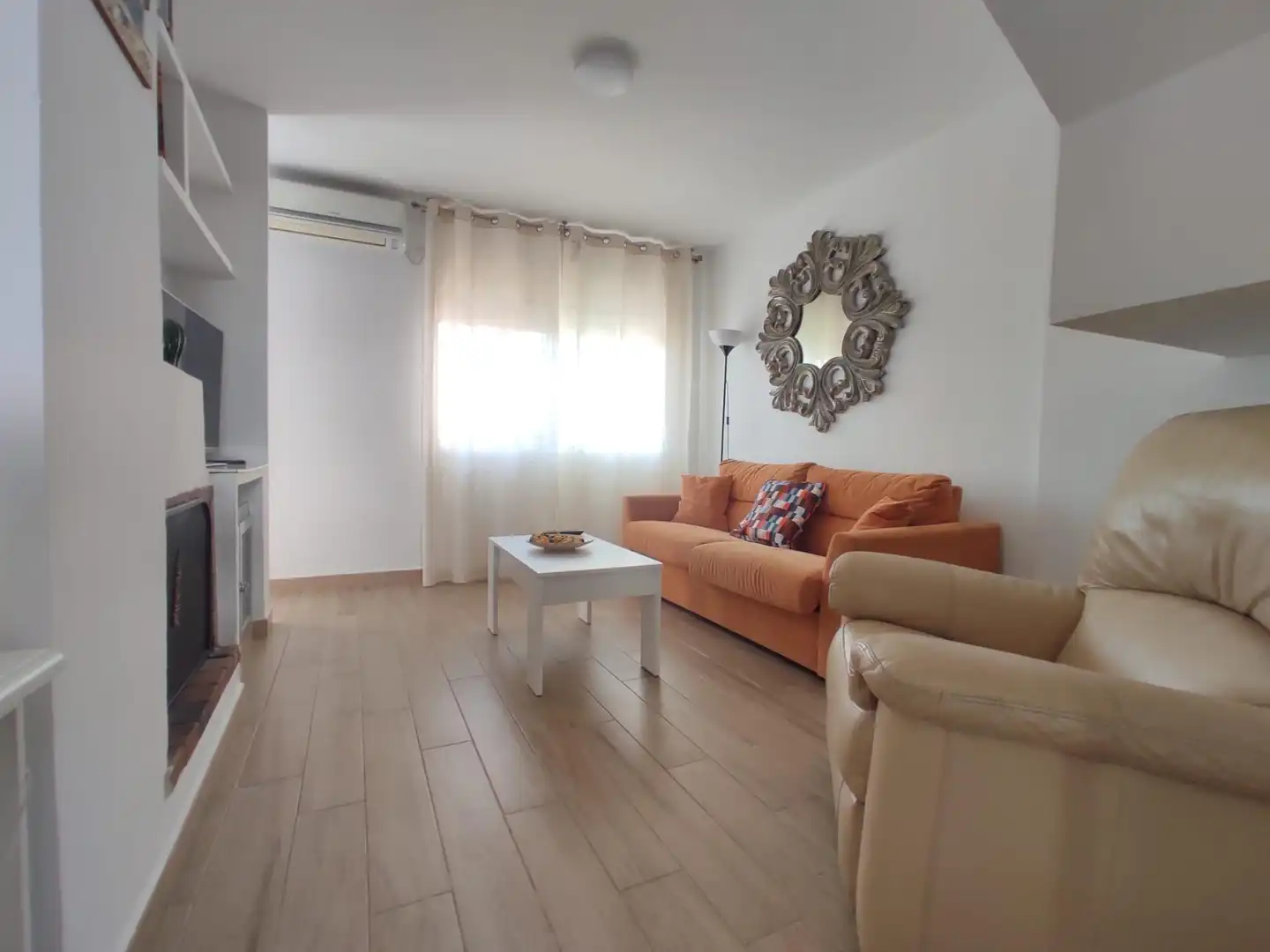 Sala d'estar de Casa adosada de lloguer en Dos Hermanas amb Aire condicionat, Jardí privat i Moblat