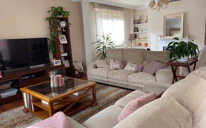 Sala d'estar de Casa o xalet en venda en  Logroño amb Aire condicionat