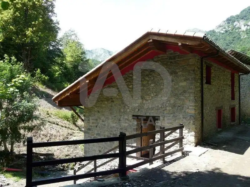 Vista exterior de Finca rústica en venda en Oseja de Sajambre amb Calefacció