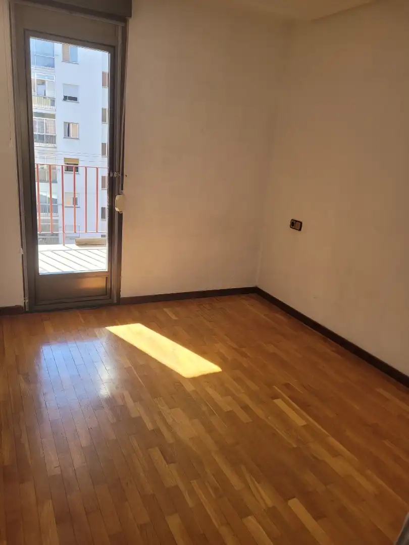 Dormitori de Pis en venda en Soria Capital  amb Calefacció, Parquet i Forn