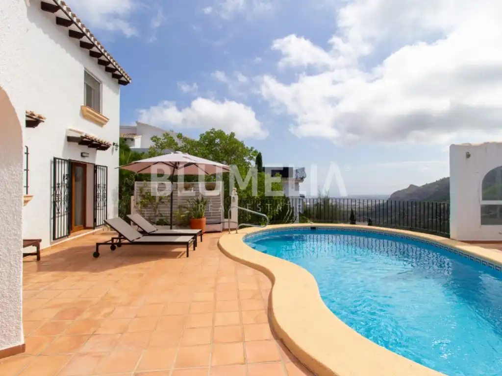 Vista exterior de Casa o xalet en venda en Dénia amb Aire condicionat, Jardí privat i Piscina
