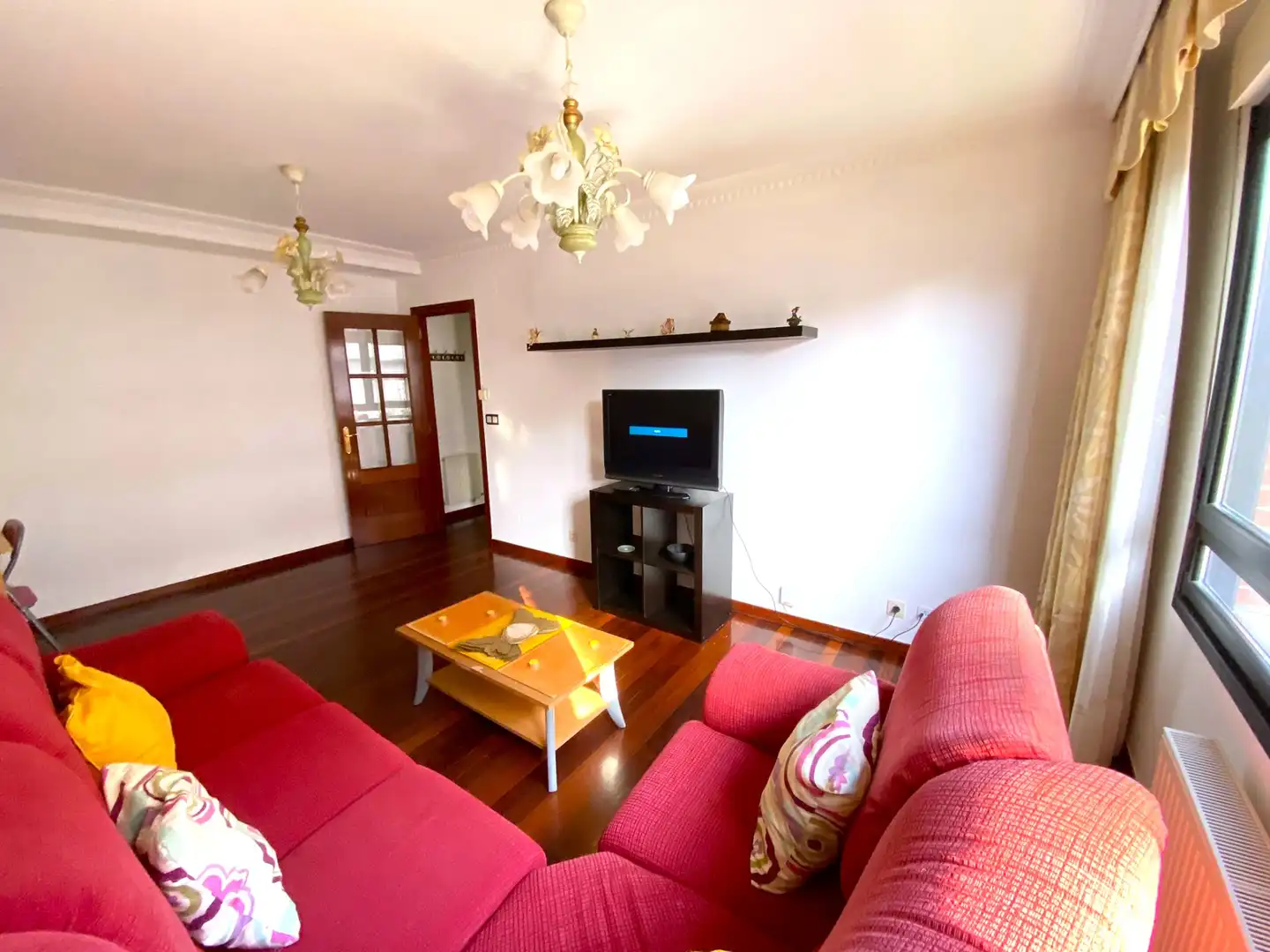 Sala de estar de Piso en venta en Castro-Urdiales con Calefacción, Jardín privado y Parquet