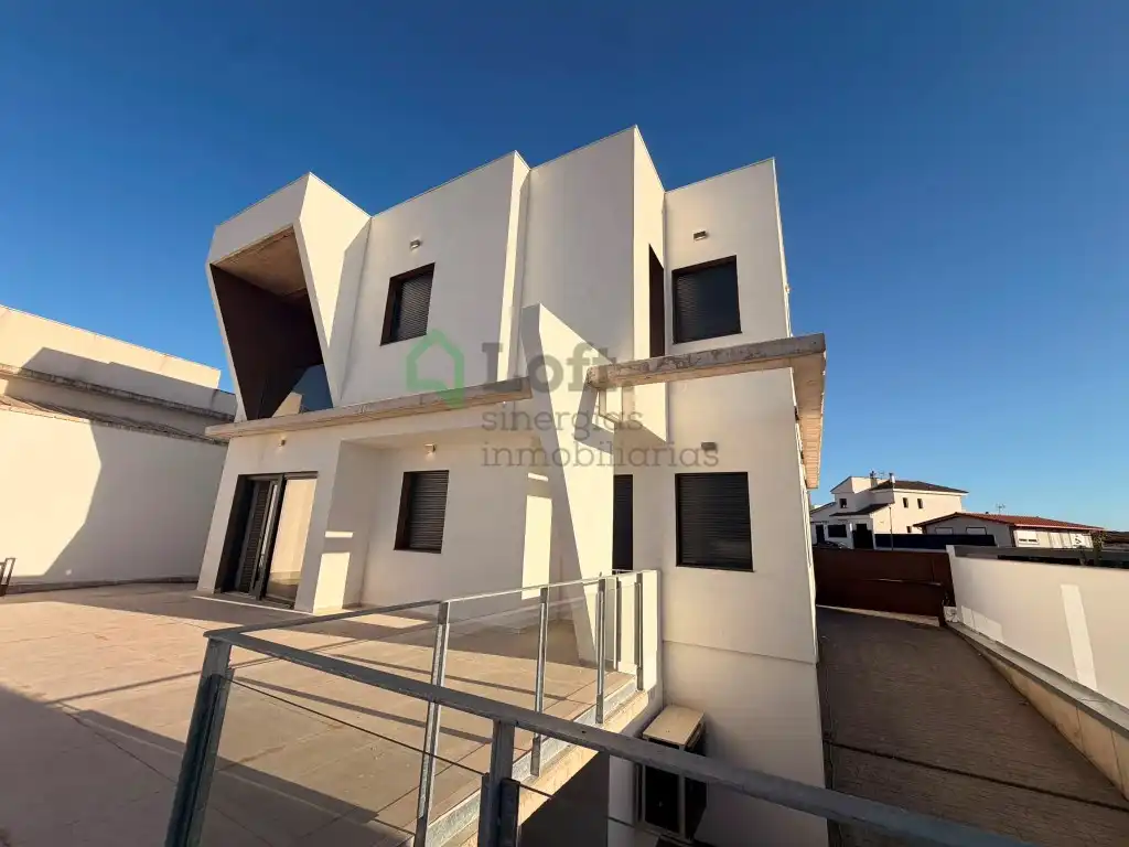 Vista exterior de Casa o xalet en venda en Badajoz amb Terrassa, Piscina i Domòtica