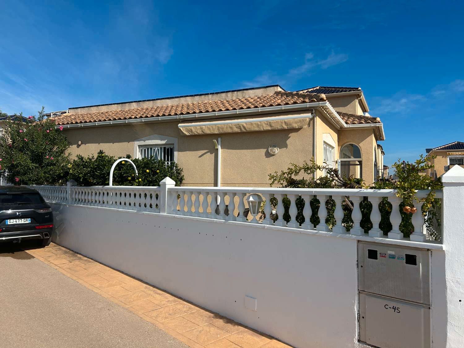 Vista exterior de Casa o xalet en venda en Orihuela amb Aire condicionat, Calefacció i Terrassa