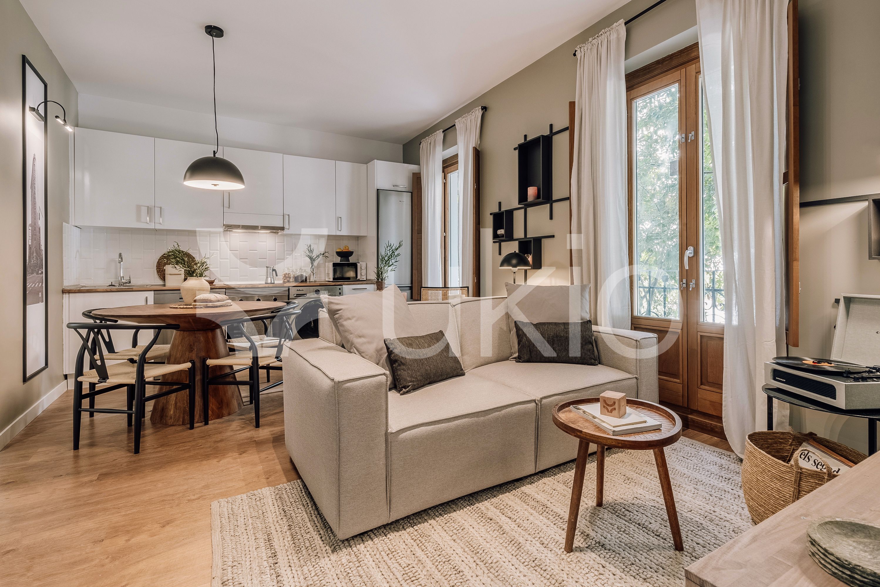 Sala d'estar de Apartament de lloguer en  Madrid Capital amb Aire condicionat, Calefacció i Moblat