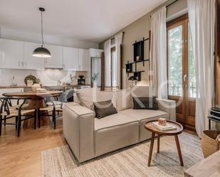 Sala d'estar de Apartament de lloguer en  Madrid Capital amb Aire condicionat, Calefacció i Moblat