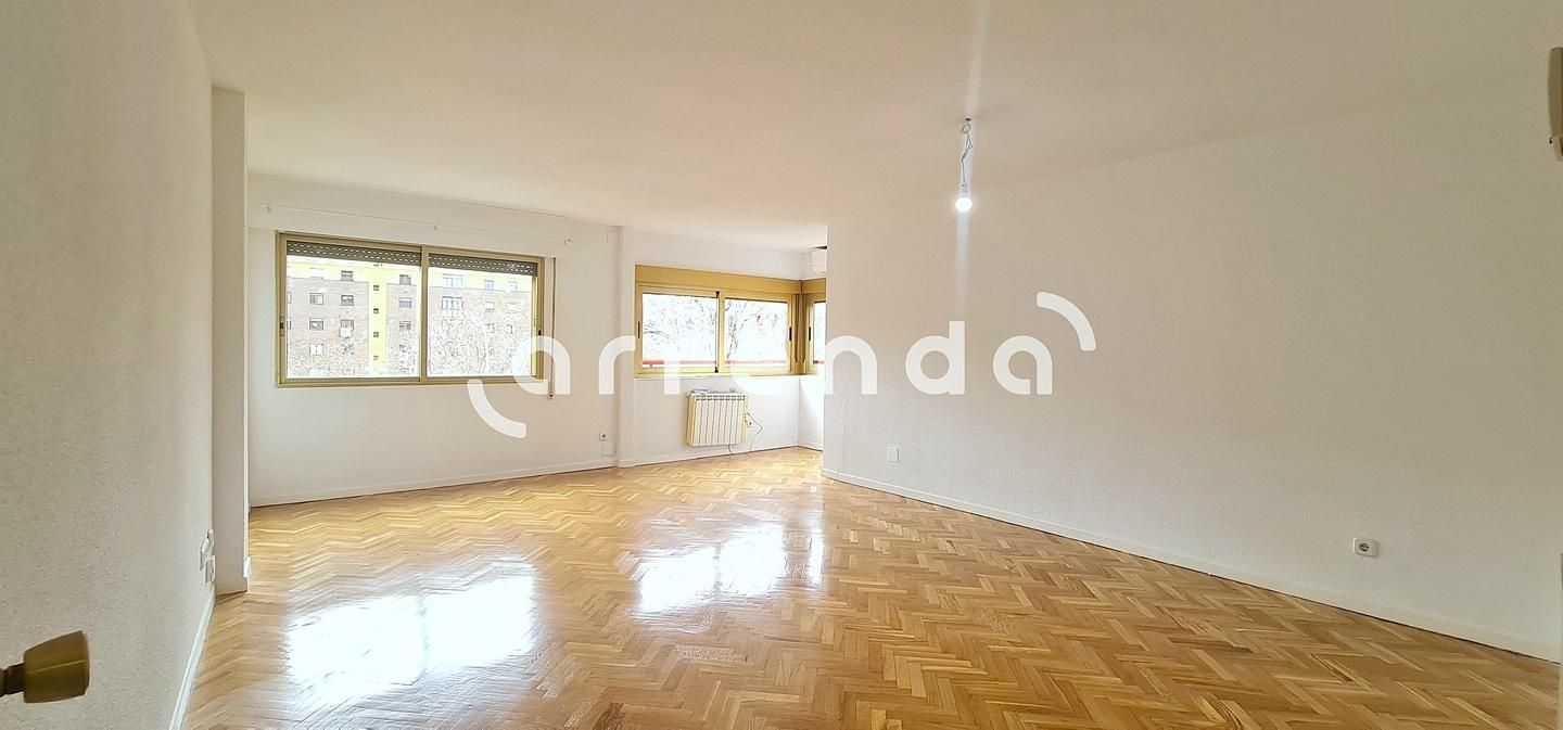 Living room of Flat to rent in Tres Cantos  with Air Conditioner, Heating and Parquet flooring